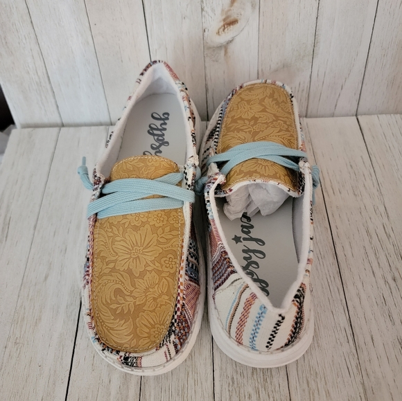 50 % OFF SALE-GYPSY JAZZ- HOLLYWOOD TOOLED CREAM MULTI SLIP ON SNEAKERS - Picture 3 of 6